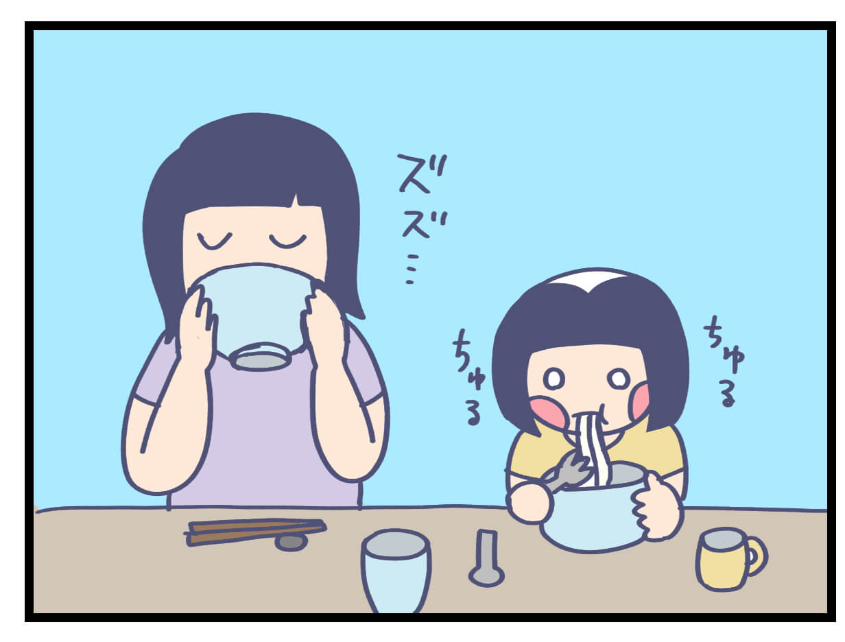 うどんを食べる親子