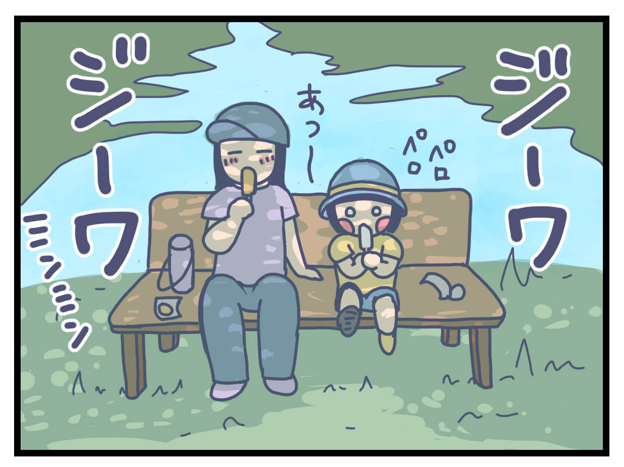 真夏の公園でアイスを食べる親子