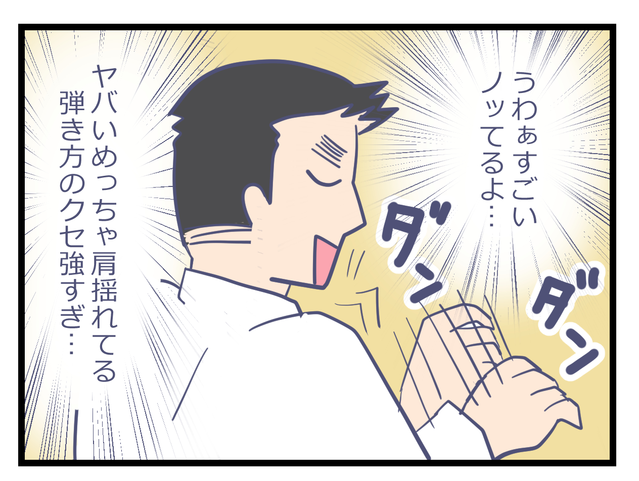 ピアノを弾きならす専務